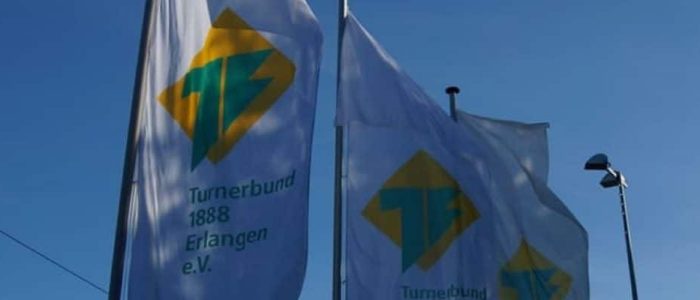 Flaggen, die das Logo des Tunerbunds Erlangen zeigen.